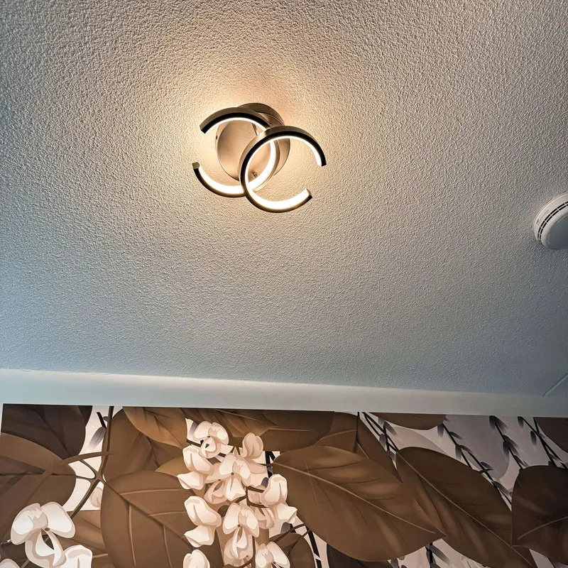 Moderne Deckenleuchte, Schwarz und Gold mit LED | Gnistør