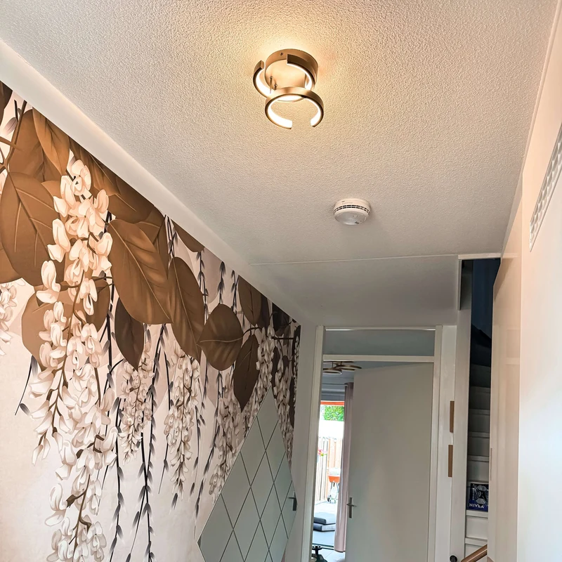 Moderne Deckenleuchte, Schwarz und Gold mit LED | Gnistør