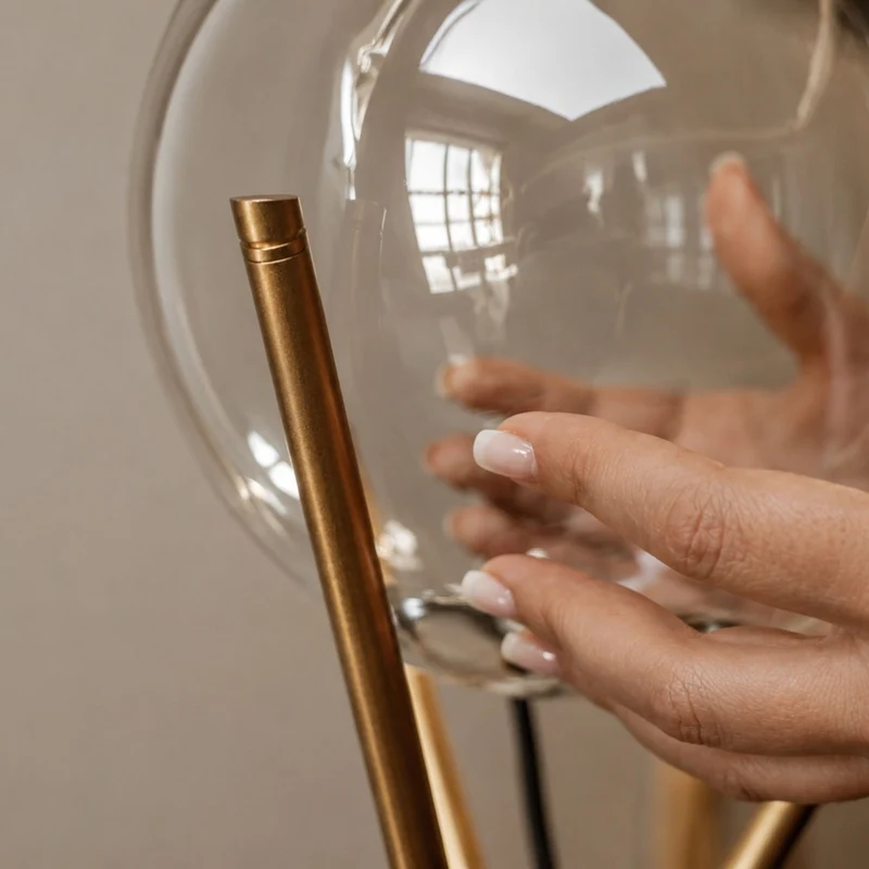s.luce Orb Axis Glas-Tischlampe Dreibein 20cm