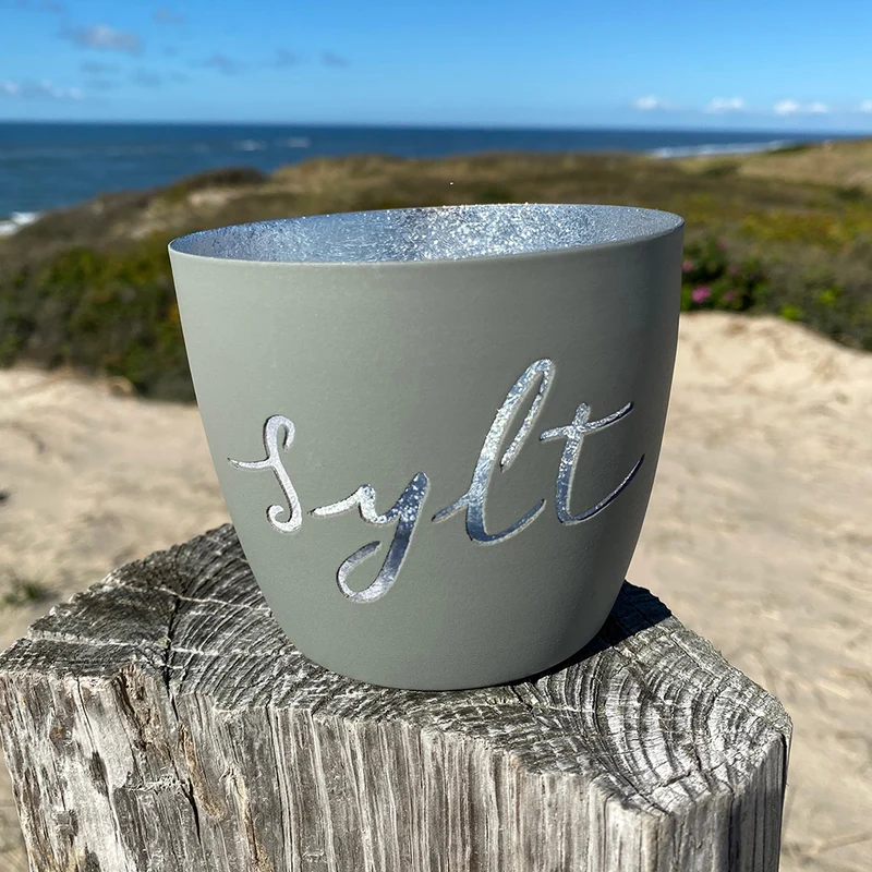 Windlicht im exklusiven Sylt Design Schriftzug Hellgrau Mittel