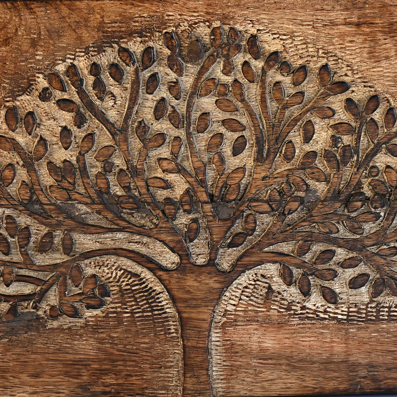 NAKKASHI handgeschnitzte Tischleuchte mit Lebensbaum-Motiv, Holzsockel, Stoffschirm, 28x10x29cm, natürliche Holzoptik