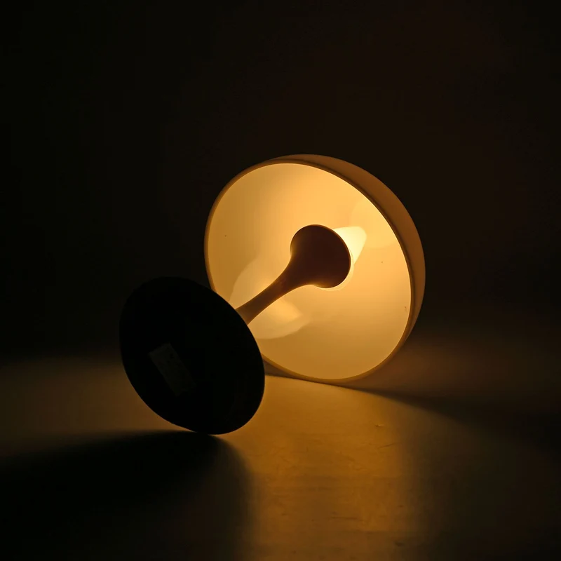 Designerlampe: Kabellos dimmbare Pilz-Tischlampe mit 3 Lichteinstellungen, weiß