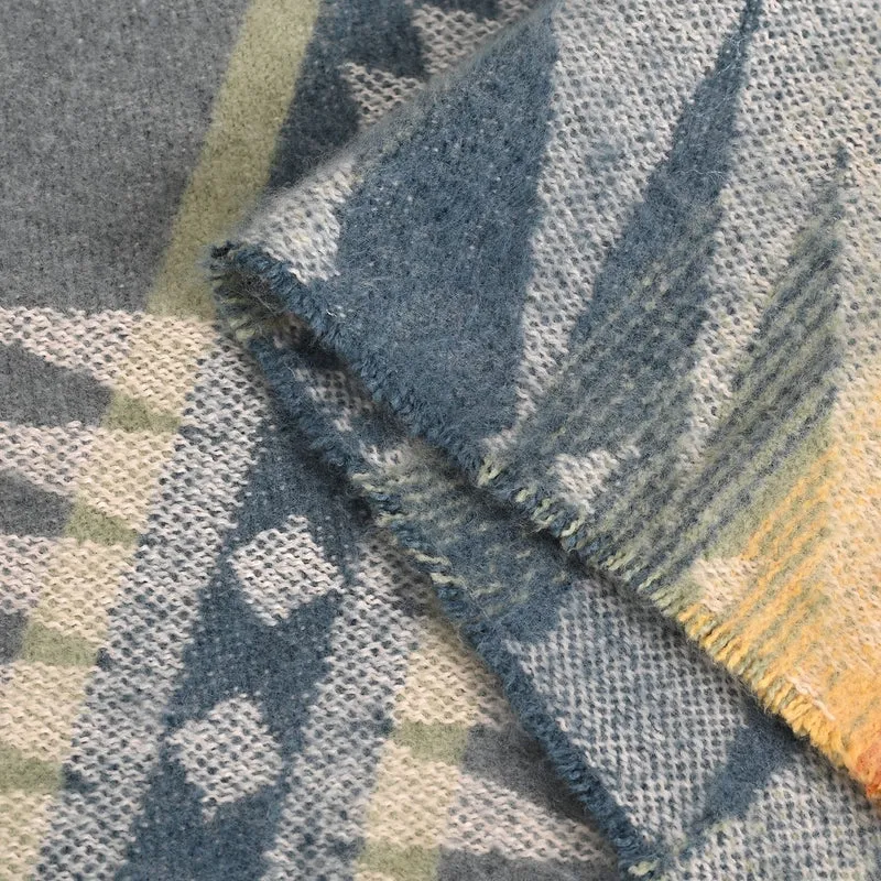 Strickdecke mit Geo-Muster und Fransen, 127x177 cm, Blau