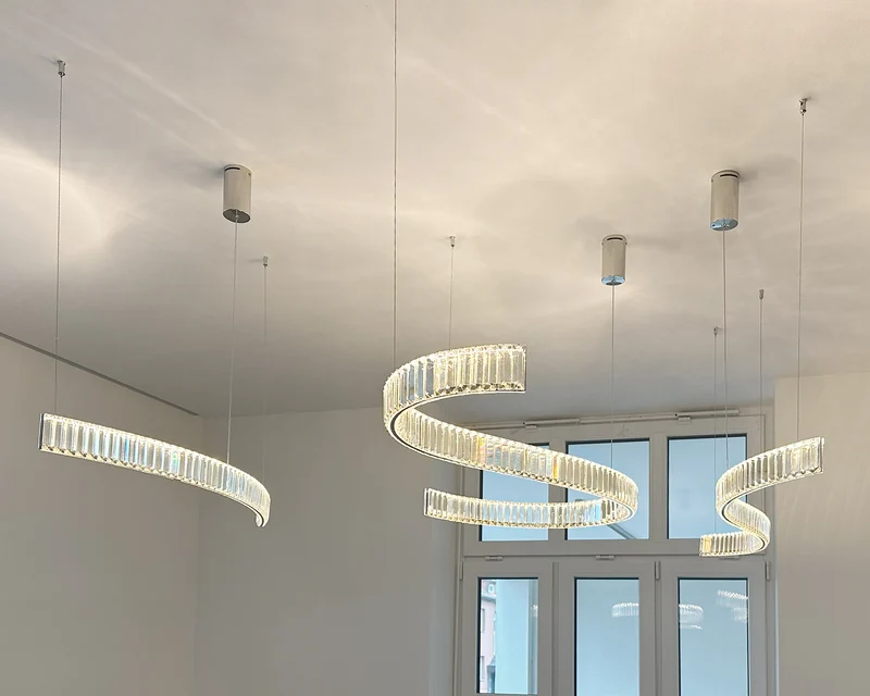 LED Pendelleuchte 28W, 2700K, Chrom, L1440, Kristall geschwungen