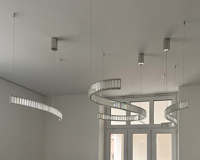 LED Pendelleuchte 28W, 2700K, Chrom, L1440, Kristall geschwungen
